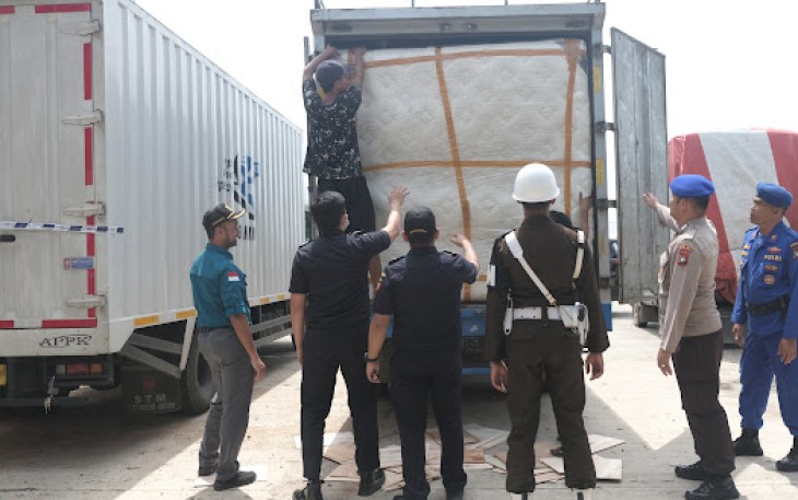 Bea Cukai Batam bersama TNI, Polri dan ASDP saat Gelar Operasi Bersama di Pelabuhan Roro Telaga Punggur