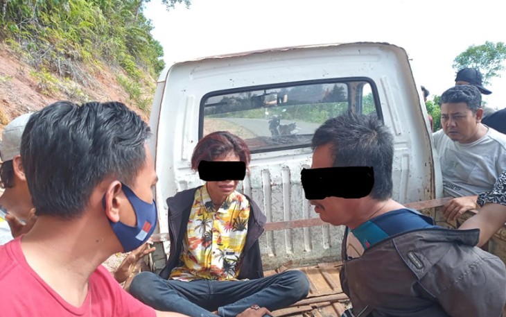 dua tersangka (diborgol) saat diamankan