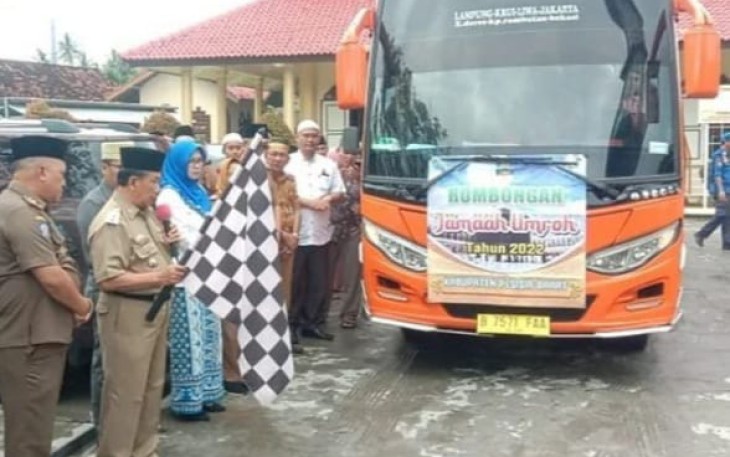 Wabup A Zulqoini saat Lepas 15 Jemaah Umroh Asal Pesibar Tahun 2022