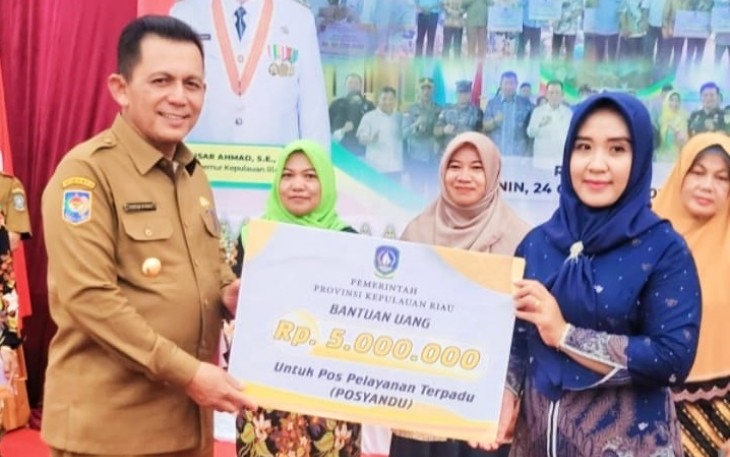 Gubernur Ansar saat Serahkan Bantuan RT/RW, Posyandu dan Bantuan Transportasi Laut Siswa di Ujung Utara NKRI
