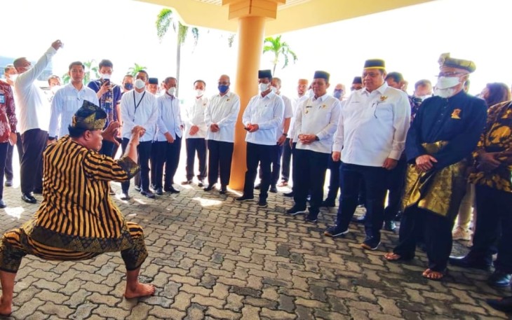 Gubernur Ansar saat Sambut Kedatangan Menko Perekonomian Airlangga Hartarto