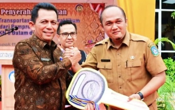 Gubernur Ansar saat serahkan Bantuan Bus Untuk SMKN 6 Batam