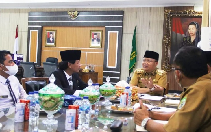 Gubernur Bengkulu Rohidin Mersyah usai terima Penyerahan Laporan Hasil Pengawasan Internal Tahun 2021 Provinsi Bengkulu dari Kepala Perwakilan BPKP Provinsi Bengkulu Iskandar Novianto beserta jajaran, di Ruang Kerja Gubernur Bengkulu, Senin (28/03).