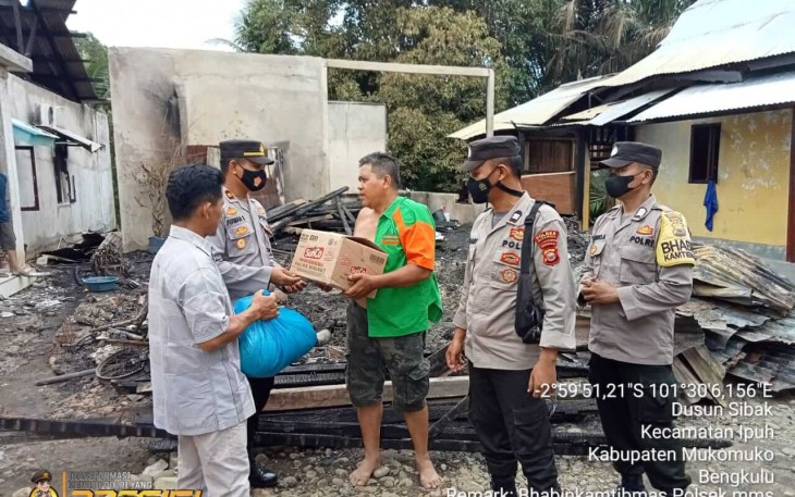 Kapolsek Mukomuko Selatan saat Beri Bantuan Kepada Korban Kebakaran