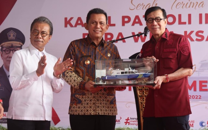 Gubernur Ansar saat serahkan Bantuan Hibah Kapal Patroli Imigrasi Kepada Kemenkumham RI 