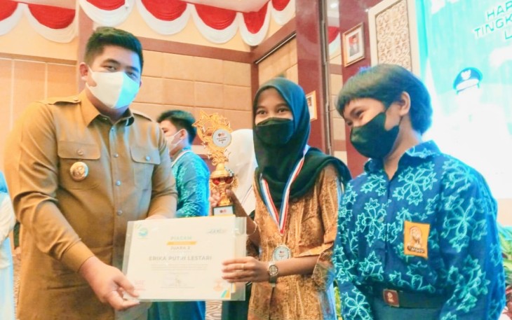 PLT Bupati Bintan Roby Kurniawan SPWK saat menerima piagam