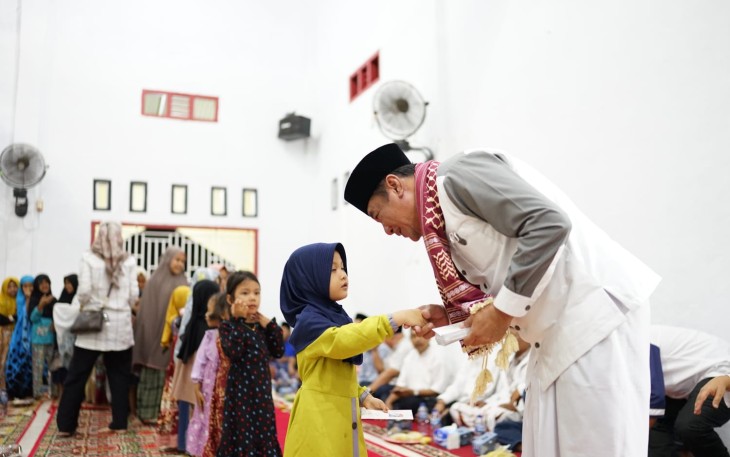 Wagub Rosjonsyah beserta rombongan saat Safari Ramadhan 1443 H di Masjid Al Muhajirin Desa Air Bikuk, Kecamatan Pondok Suguh, Kabupaten Mukomuko, Rabu 21/04/22.