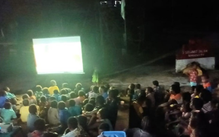Satgas TMMD Mimika saat Hibur Warga Dengan Acara Nonton Bareng