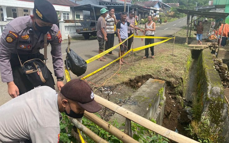 Anggota Polsek Tebat Karai saat Pasang Garis Polisi di Lokasi Tanah Amblas