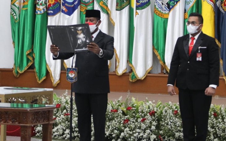 Pj Gubernur Papua Selatan Apolo Safanpo saat melantik Direktur Toponimi dan Batas Daerah Ditjen Bina Adwil Kemendagri Sugiarto sebagai Pj Sekda Provinsi Papua Selatan. 