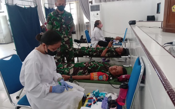 Prajurit TNI Kodim 1016 Palangka Raya saat Ikuti Donor Darah 