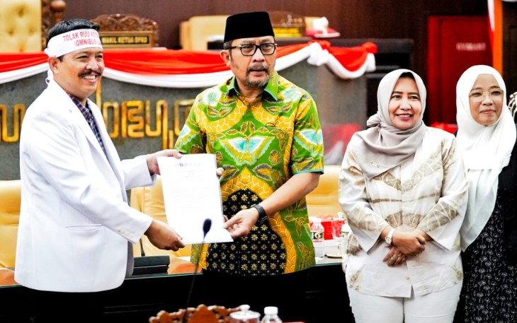 Nakes dari berbagai ikatan profesi kesehatan mulai Perawat hingga IDI di Jawa Timur saat mendatangi dan wadul ke Gedung DPRD Jatim, Senin (28/11/2022). 