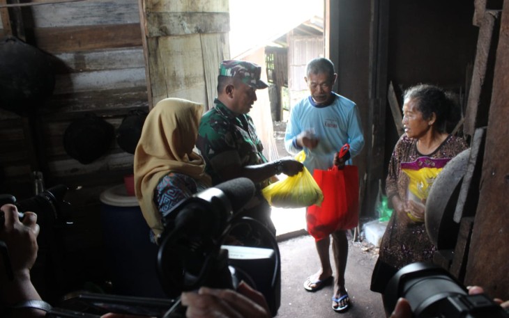Babinsa saat ‘Gedor’ Dapur Warga di Palangka Raya