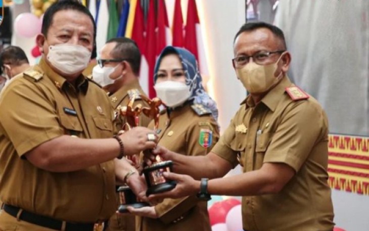 Kadis PPPA-KB dr. Budi Wiyono saat menerima penghargaan KLA Dari Kementerian PPPA-RI