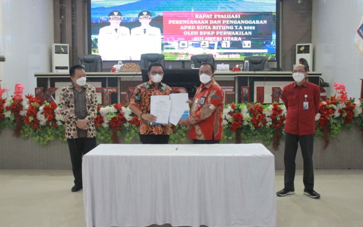 Walikota Bitung Maurits Mantiri MM bersama kepala BPKP Provinsi Sulut