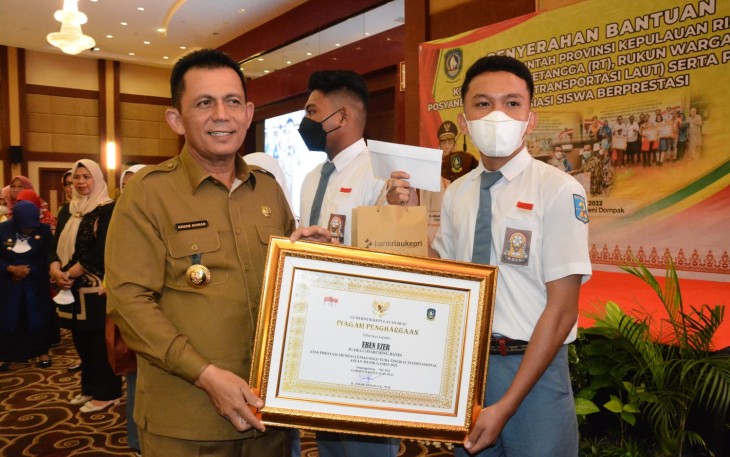 Gubernur Ansar saat Serahkan Bantuan Transportasi Laut Siswa se Tanjungpinang 