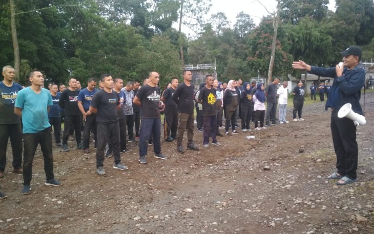 Dirut PUDAM Tirta Lawu Karanganyar, Prihanto, saat memberikan pengarahan kepada para peserta kegiatan capacity building "Korsa PUDAM Tirta Lawu Karanganyar Angkatan ke-2," di kawasan bumi perkemahan Bukit Sakura Lawu, Tawangmangu, Kabupaten Karanganyar, Senin (19/1/2022).