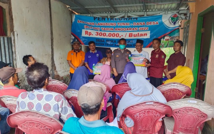 Pemdes Suka Banjar saat salurkan BLT-DD Tahap Akhir ke 71 KPM