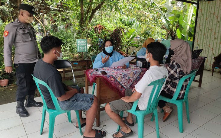 Polsek Pageruyung melaksanakan pengamanan dan monitoring percepatan vaksinasi Covid-19