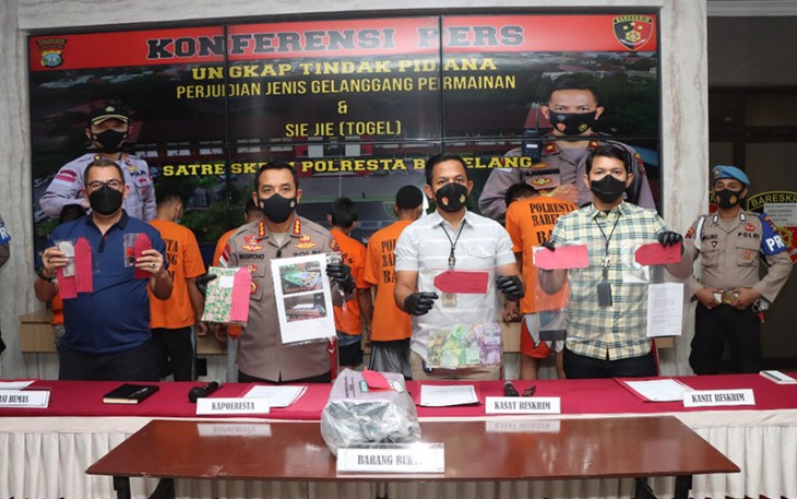 Konferensi Pers Ungkap Tindak Pidana Perjudian Jenis Gelanggang Permainan dan jenis Togel Hongkong bertempat di Lobby Mapolresta Barelang. Kamis (18/08/2022) Sekira Pukul 13.30 Wib.