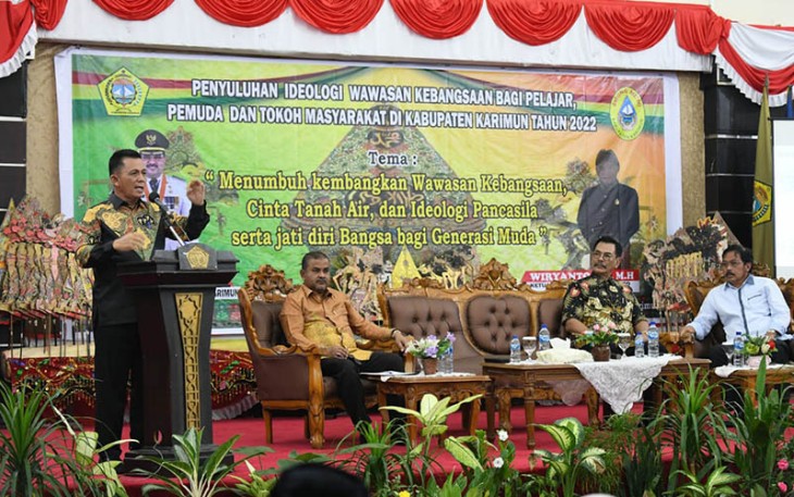 Gubernur Kepulauan Riau H. Ansar Ahmad saat beri penyuluhan wawasan kebangsaan kepada para palajar, pemuda dan masyarakat Karimun di Gedung Nasional Kabupaten Karimun, Sabtu (12/11). 
