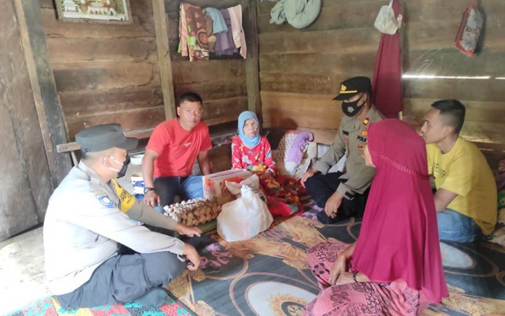 Polsek Serbajadi Polres Aceh Timur saat Serahkan Bantuan