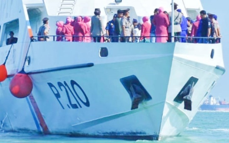 Kapolres beserta jajarannya.saat melakukan Tabur Bunga di laut menggunakan kapal