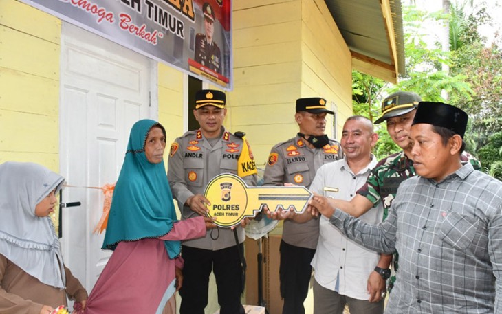 Kapolres Aceh Timur AKBP Andy Rahmansyah, S.I.K. saat memberikan sambutan pada kegiatan Penyerahan Bantuan Rumah Dhuafa Polres Aceh Timur kepada Raniah (50) warga Dusun Mulia, Desa Tualang Dalam, Kecamatan Idi Timur, Kabupaten Aceh Timur, Jum’at, (22/07/2022).