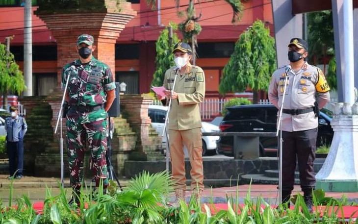 Situasi apel gabungan, Pemkab Trenggalek, TNI dan Polri di alon - Alon Kabupaten Trenggalek.