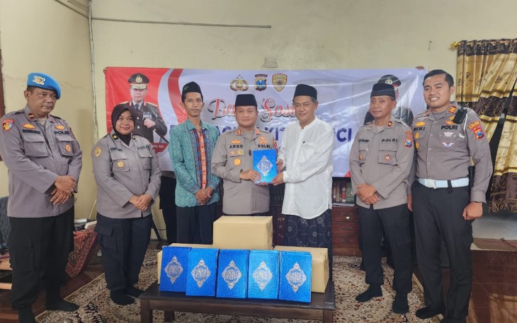 Polres Blitar Kota saat Salurkan Bantuan Kitab Suci ke Pondok Pesantren