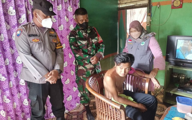 Bhabinkamtibmas-Bhabinsa dan Puskesmas Kompak Vaksinasi 'door to door'