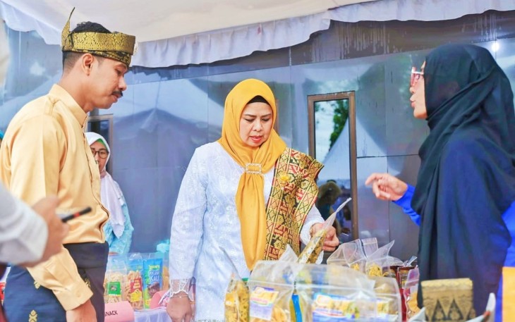  Hj. Dewi Kumalasari Ansar saat resmi membuka kegiatan Dekranasda Festival (DekraFest) tahun 2022 di Bintan Expo, Tanjungpinang, Kamis (22/9). 