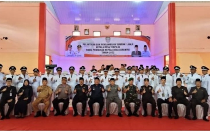Foto bersama usai prosesi pelantikan