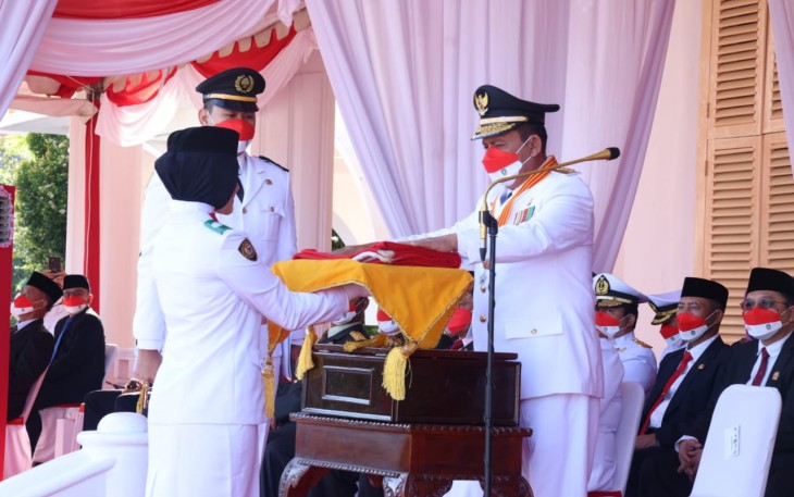 Gubernur Prov Kepri Ansar Ahmad saat penyerahan Bendera merah putih.