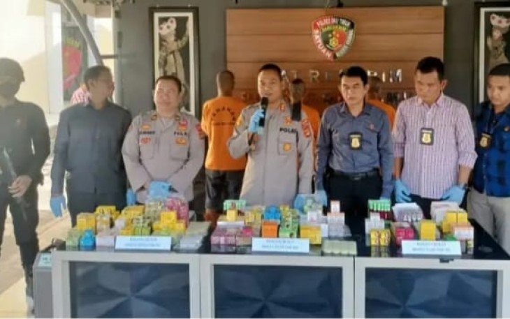 Kapolres Oku Timur, AKBP Nuryono, SH.SiK,MM., didampingi kasat Reskrim, AKP Hamsal, SH. MH saat Konferensi Pers, Rabu (23/11/2022).