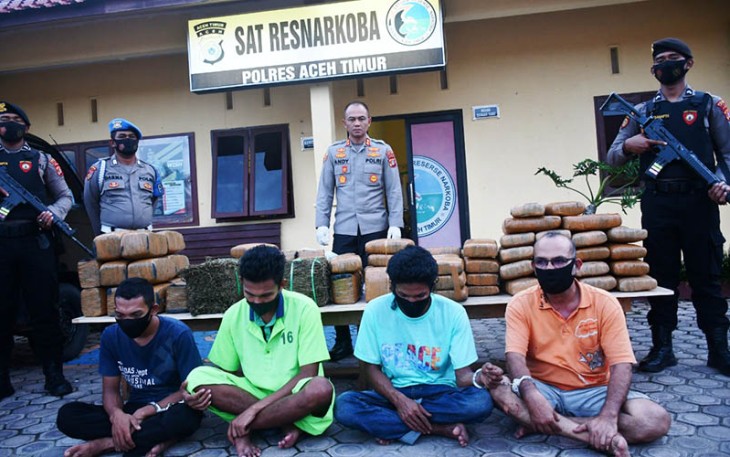 Kapolres Aceh Timur AKBP Andy Rahmansyah, S.I.K., saat ekspos tersangka dan barang bukti temuan ganja 145 Kg.