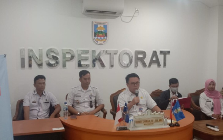 Henry Dunan saat Konferensi Pers, Kamis, (29/12/2022) Kemarin, di kantor Inspektorat, Komplek Pemda.