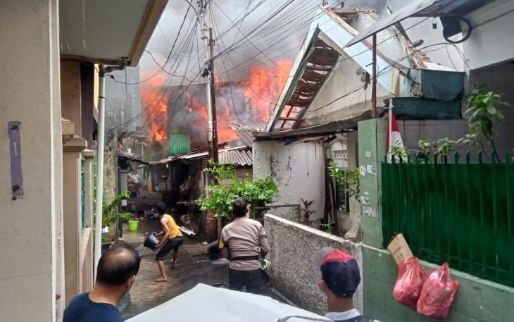 Pasca terjadi kebakaran, api berusaha dipadamkan petugas dan warga