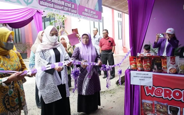 Ketua TP PKK Provinsi Bengkulu Derta Wahyulin saat membuka bazar produk hasil kreativitas mahasiswa STIA Bengkulu di pelataran Gedung STIA, Selasa (13/7). 