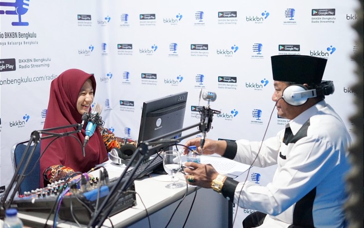 Wagub Rosjonsyah saat menjadi narasumber talkshow radio streaming BKKBN pada program OBSKEN (Obrolan Keren Seputar BKKBN) di kantor BKKBN Perwakilan Bengkulu pada Rabu (29/06/2022).