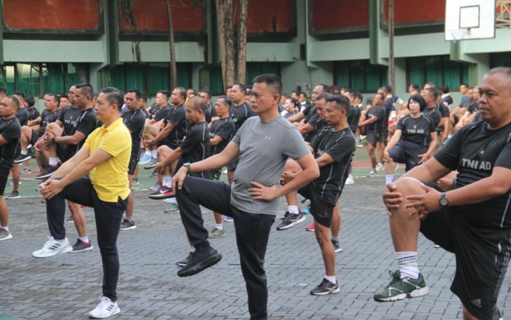 Pangdam IX/Udayana Mayjen TNI Sonny Aprianto, S.E., M.M. saat Olahraga bersama Loyalty Payroll
