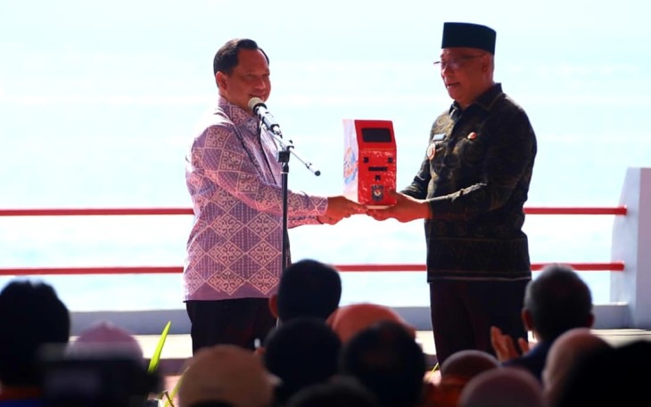 Mendagri saat Serahkan ADM untuk Masyarakat Kota Tidore Kepulauan 