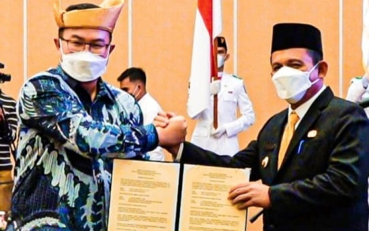 Gubernur Kepulauan Riau H. Ansar Ahmad saat dikukuhkan sebagai Ketua Majelis Pengurus Orwil ICMI Kepulauan Riau oleh Ketua Umum ICMI Pusat Arif Satria di Aula Wan Seri Beni, Dompak, Selasa (2/8). 