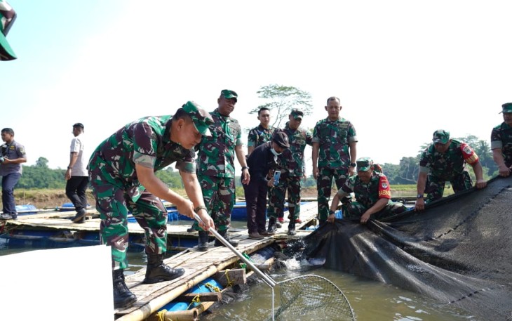 Kasad saat melakukan peninjauan budidaya perikanan dan peternakan yang ada di kawasan food estate Korem 052/Wkr.