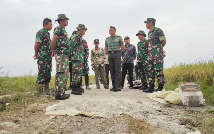 Dansatgas saat Tinjau Pelaksanaan Pekerjaan di Lokasi TMMD ke-115 Desa Kertajaya