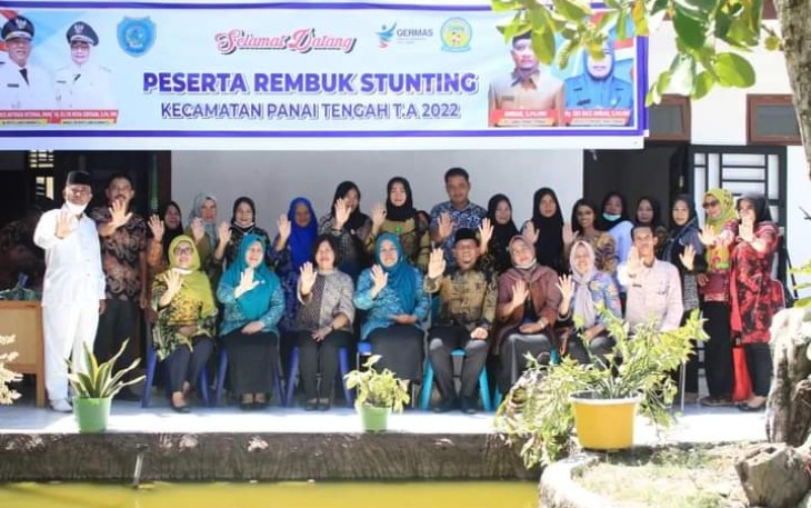 Dusun, Desa hingga Kecamatan, Pemerintah Kabupaten Labuhanbatu saat menandatangani komitmen bersama Aksi Konvergensi Percepatan Stunting bersama unsur Forkopimca Panai Tengah, Panai Hilir,Tokoh Agama, Tokoh Masyarakat, OKP dan Pemerhati Anak di Aula Kantor Camat Panai Tengah Kamis 28/7/2022.