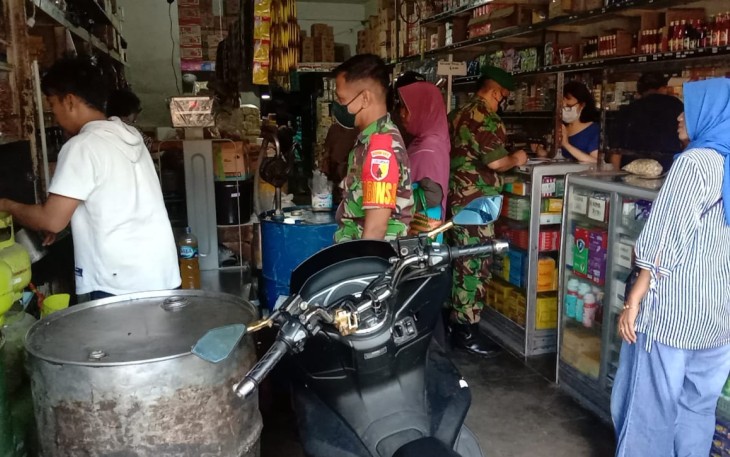 Sertu Suprapto saat Laksanakan Pengecekan Harga Sembako