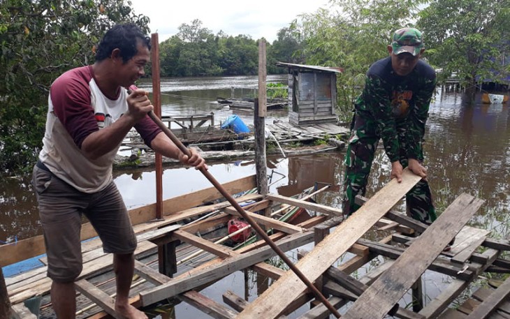 Personel TMMD saat Bongkar Warung Kelontong Warga Demi Kelancaran Pembangunan Akses Jembatan Titian 