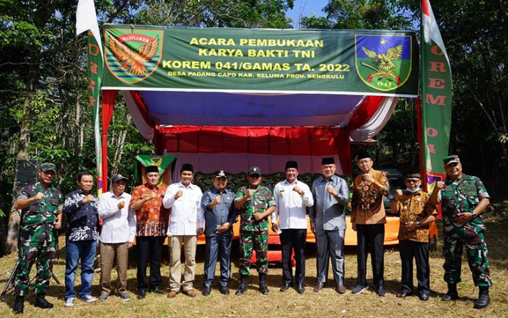 Foto bersama usai acara pembukaan Karya Bakti TNI Korem 041/Gamas Tahun 2022 di Desa Padang Capo Kabupaten Seluma Provinsi Bengkulu, Kamis (31/03/2022). 