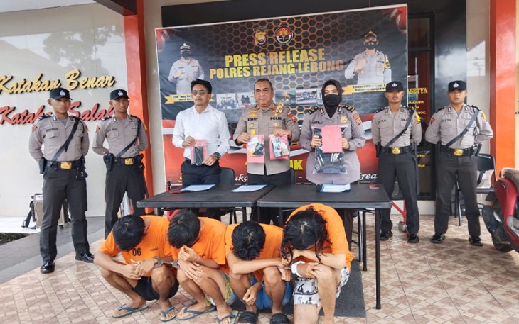 Kapolres RL AKBP Tonny Kurniawan S.ik didampingi Kasat Resnarkoba Iptu Cahya Prasada Tuhuteru serta Kapolsek Bengko IPDA M. Dodi Mardiansya, S.H., saat press conference kemarin (Senin, 07/11/22).